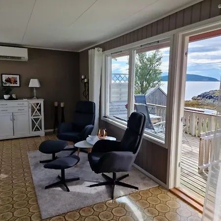 Stort Hus Ved Sjokanten * Karlsøy
