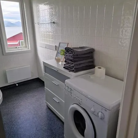 Stort Hus Ved Sjokanten Karlsøy