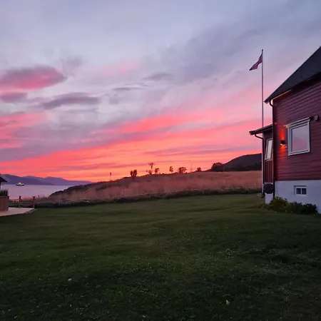 Stort Hus Ved Sjokanten Villa Karlsøy