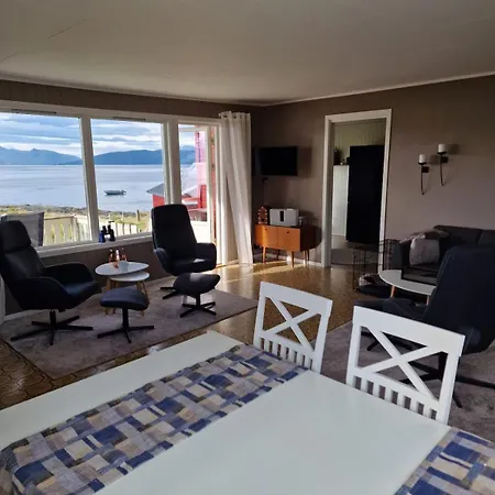 Stort Hus Ved Sjokanten Villa Karlsøy