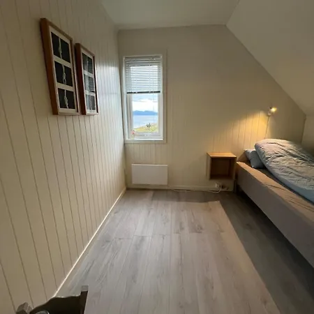 Stort Hus Ved Sjokanten Karlsøy