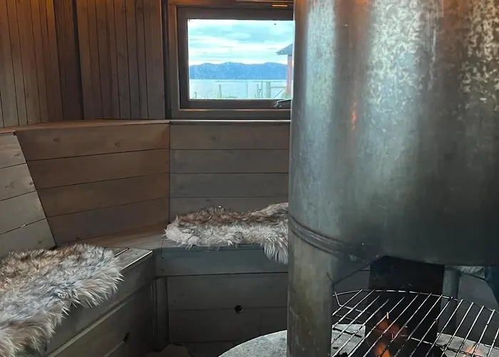 Stort Hus Ved Sjokanten Karlsøy