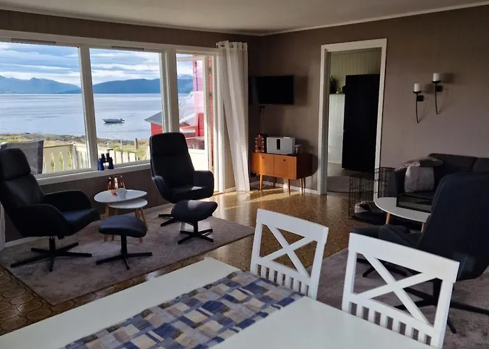 Stort Hus Ved Sjokanten Villa Karlsøy